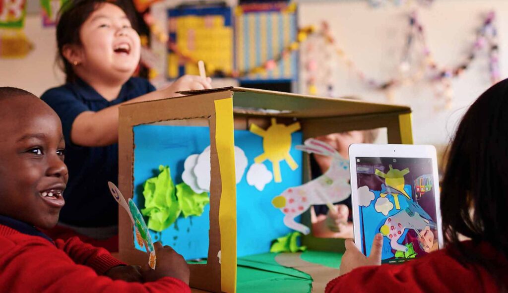 Il coding a scuola sta gradualmente ritagliandosi uno spazio nella didattica non solo perché educa bambini e ragazzi al pensiero creativo, ma anche per un suo risvolto pratico.
Scopriamo allora insieme il mondo del coding con Swift Playgrounds, l’App di Apple che insegna a programmare divertendosi.