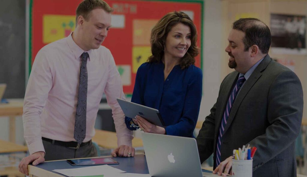 Nell’ambito delle azioni destinate al supporto dell’innovazione digitale nella scuola italiana, il Ministero dell’Istruzione, Apple e l’Osservatorio Permanente Giovani-Editori hanno siglato alla fine di settembre un protocollo d’intesa per la realizzazione di attività destinate a rinforzare le competenze digitali dei docenti. Il protocollo, di durata triennale, intende promuovere iniziative per l’individuazione di soluzioni a supporto dei processi di innovazione didattica e pedagogica, sperimentare soluzioni tese a modificare i tradizionali ambienti di apprendimento, favorire la condivisione di informazioni e contenuti a supporto dei bisogni educativi dei docenti.